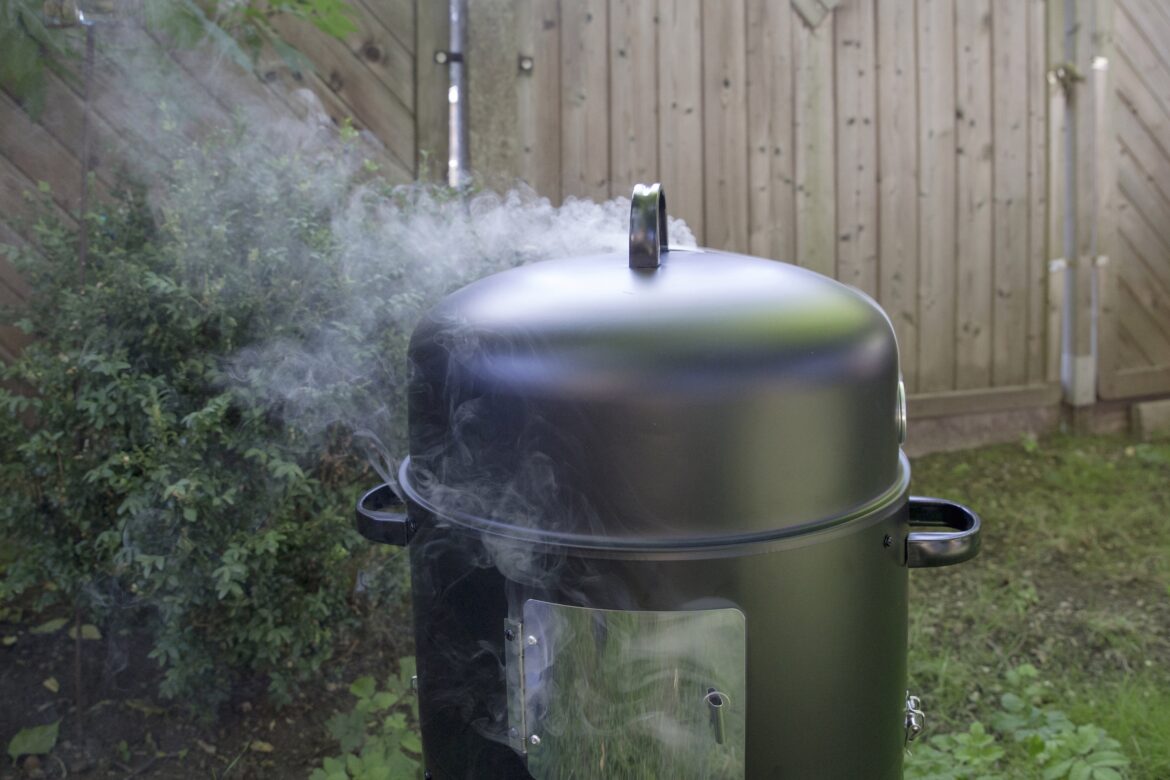 Fumoir vertical au charbon