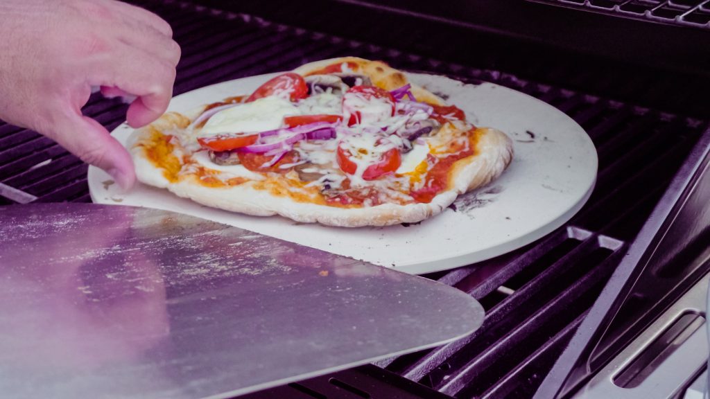 Pizza cuite sur un barbecue au gaz
