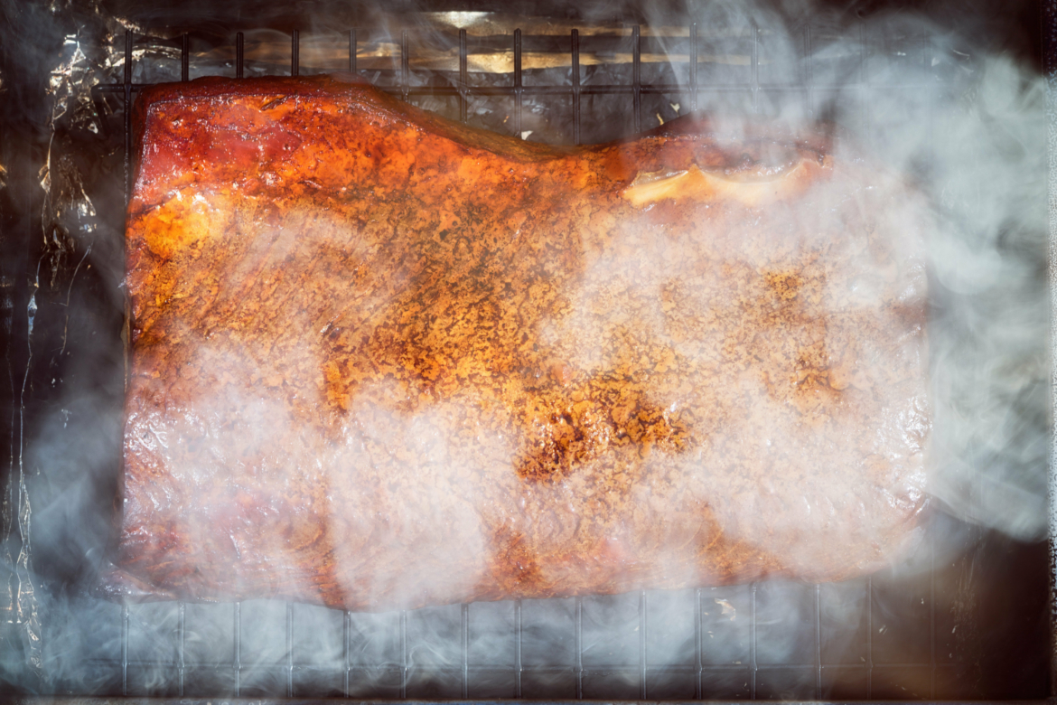 Viande qui fume sur un fumoir