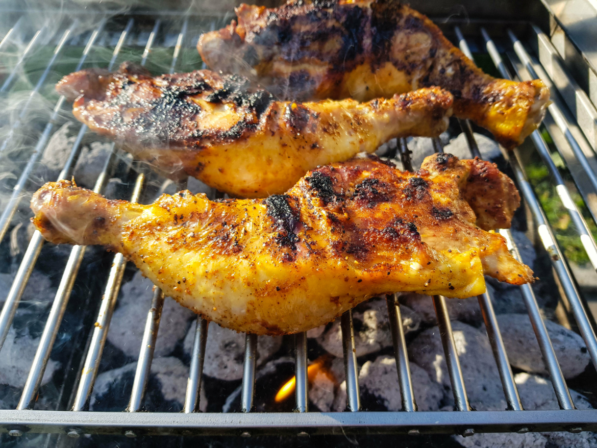 Cuisse de poulet sur le barbecue