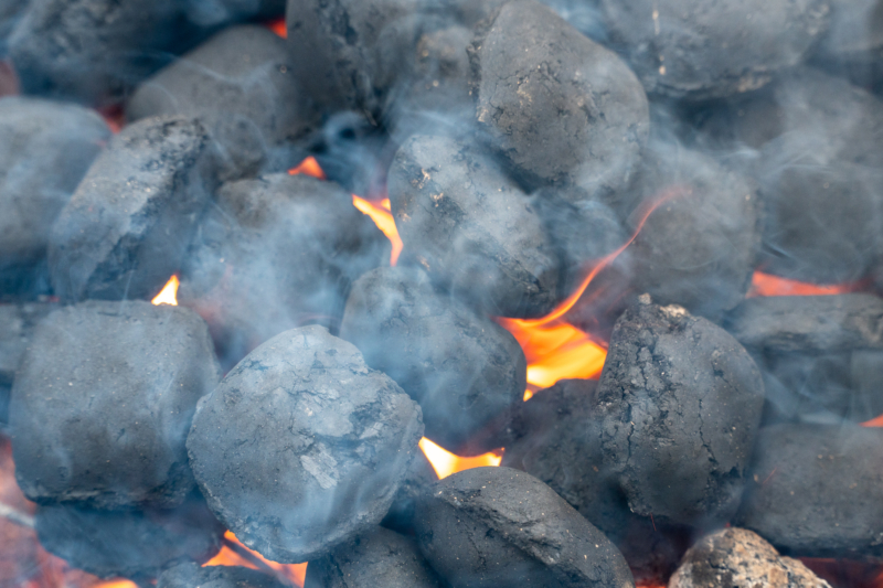 Briquettes allumées