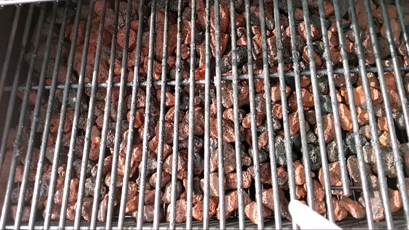 pierre de lave dans barbecue grille